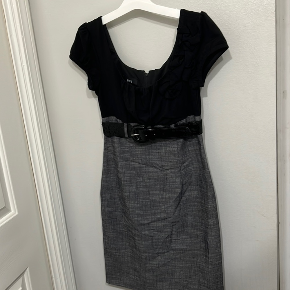 Junior dress with belt and zipper.